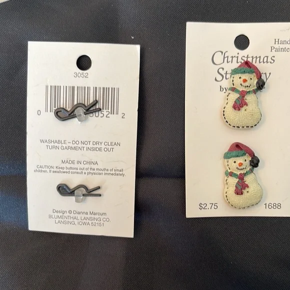 Christmas buttons. 18 stockings; 18 Santa; 2 angels. 2 snowmen. 2 reindeer. - Picture 2 of 2
